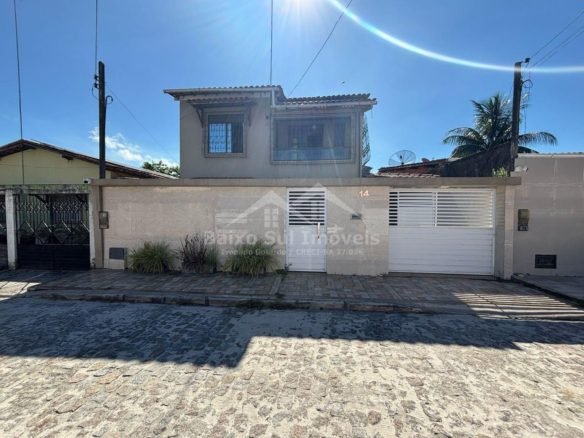 Casa à Venda Bairro Novo Horizonte Valença BA: 3 quartos, garagem p/ 3 carros. Ampla e arejada, perto de faculdades e serviços. Financie!
