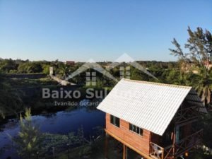 Chalé de Luxo na Praia dos Garcez | O Seu Refúgio de Sonho com 2 Quartos 2 Chalé de luxo em madeira de lei com lago privativo e vista para o mar na Praia dos Garcez, Bahia.