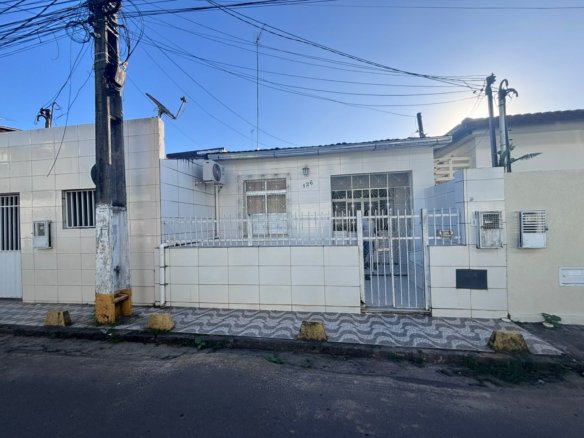 Casa no Centro de Valença: Praticidade e Conforto 180m² de terreno